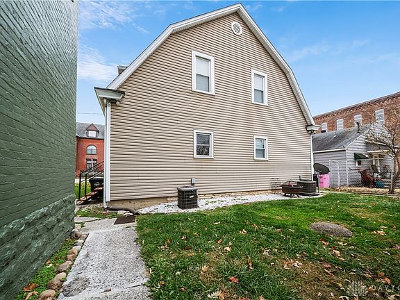 4th image of 209 E 2nd St #207