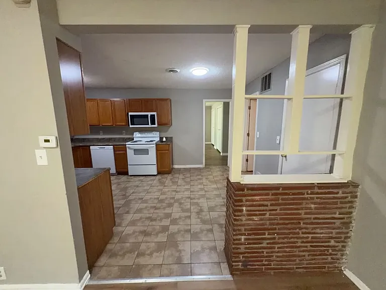 10805 Bennington Ave — Photo 3