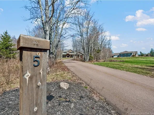 5 Nature Dr, Moncton, NB E1H 0B8