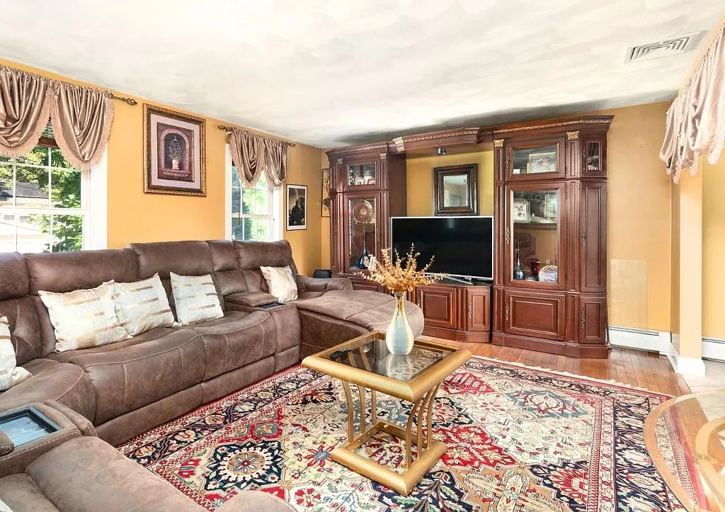 4 bed, 2.5 bath, 1352 sqft, $2,900 — Photo 3