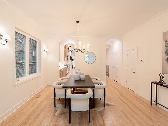 4th image of 941 N Winchester Ave #1