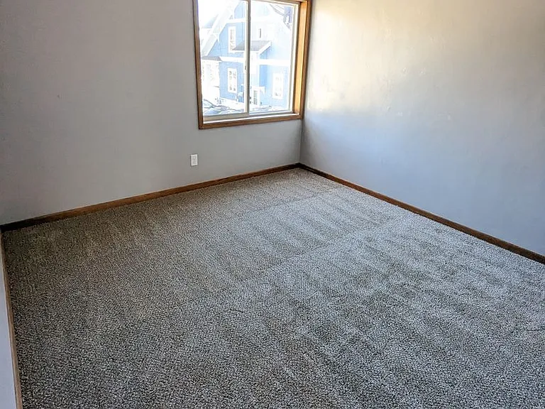 549 N Division St — Photo 2