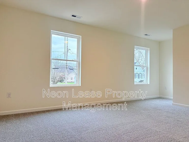 400 N Walnut St — Photo 8