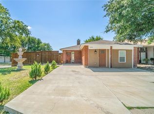 3175 Cross Creek Cir, Grand Prairie, TX 75052