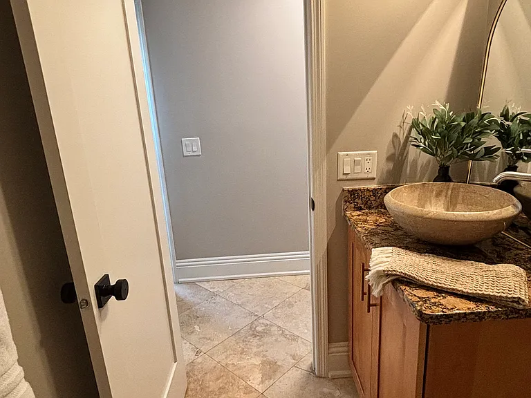 2532 Dauphine Ct E — Photo 10