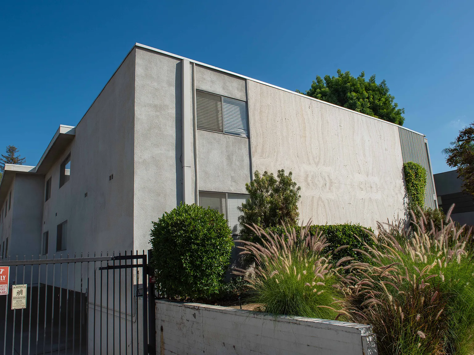 2 bed, 900 sqft, $3,085 — Photo 2