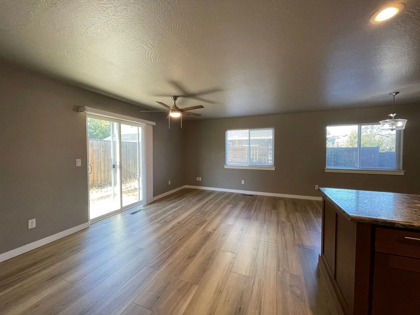 Stunning 3 Bedroom 2.5 Bath Townhome Located in The Friendly Town of Talent — Photo 4