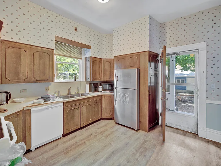 2142 Maple Ave — Photo 7