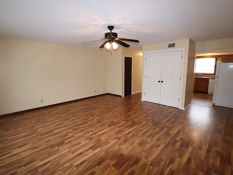 Reeveston Townhouses — Photo 7