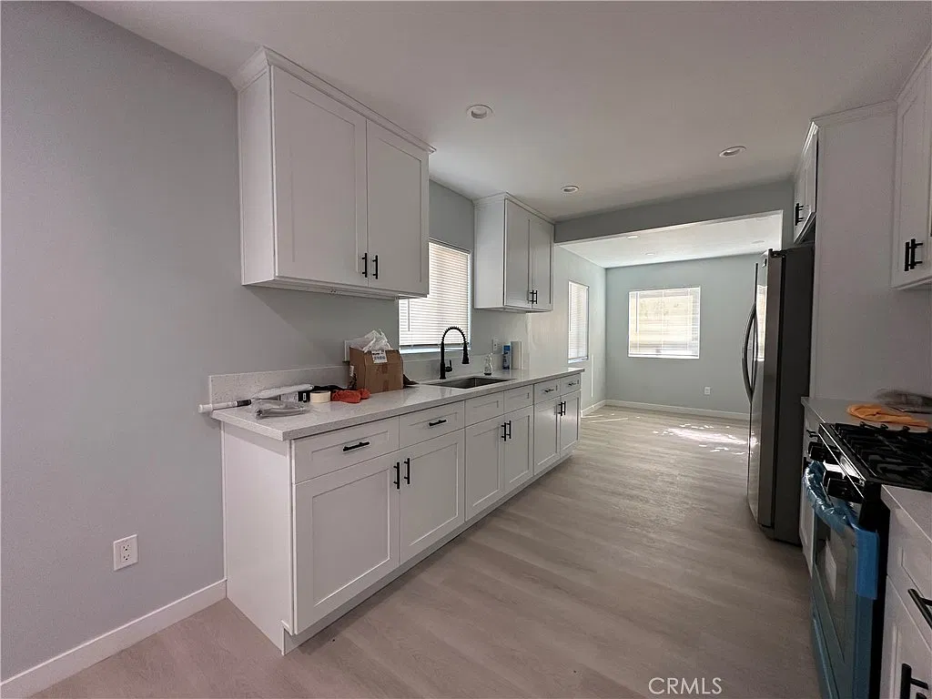 1025 W 11th St — Photo 3