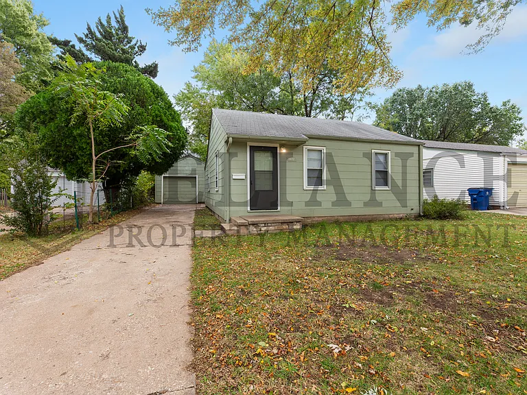 1022 S Yale St — Photo 1