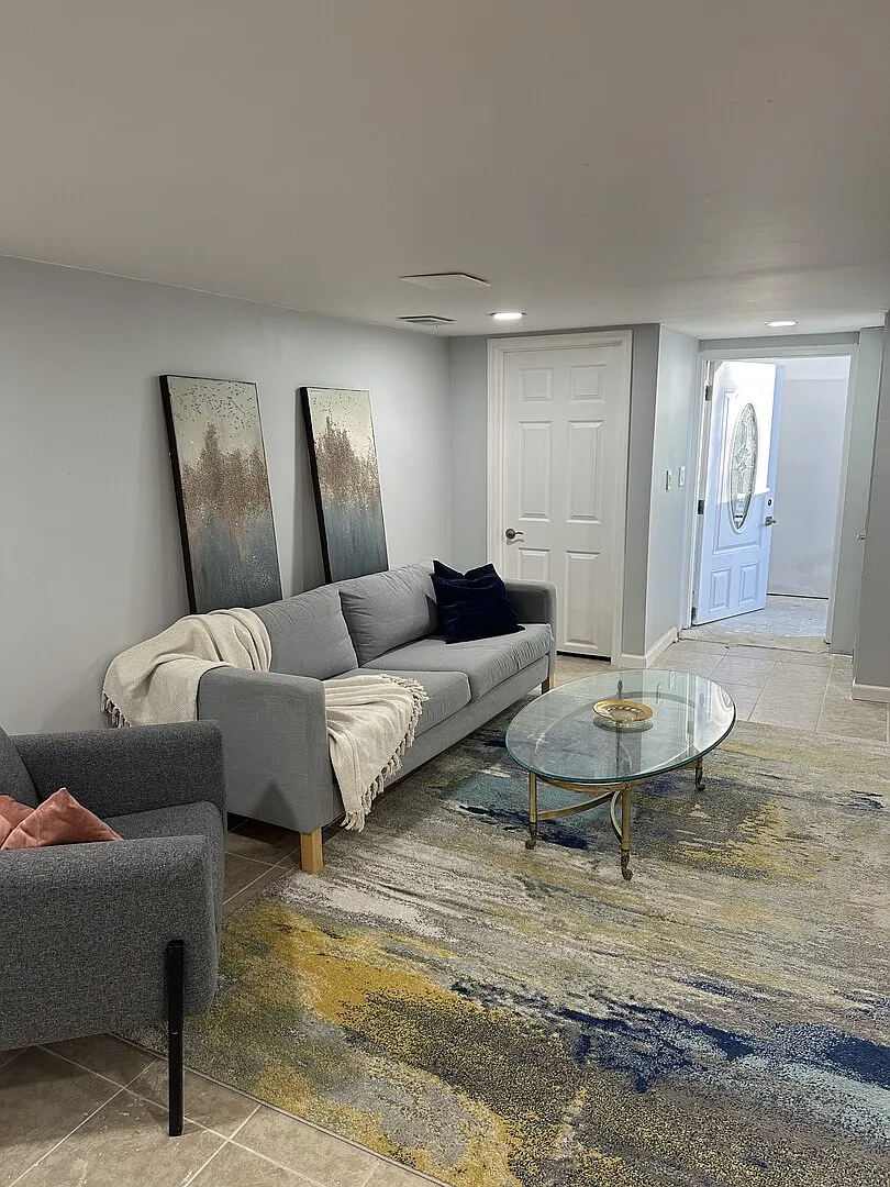 Cozy Modern Fully Renovated and Furnished Apartment - Prime Location! — Photo 1