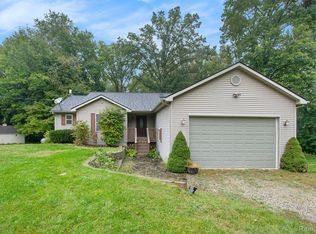 11064 Cedar River Estates Dr, Fowlerville, MI 48836