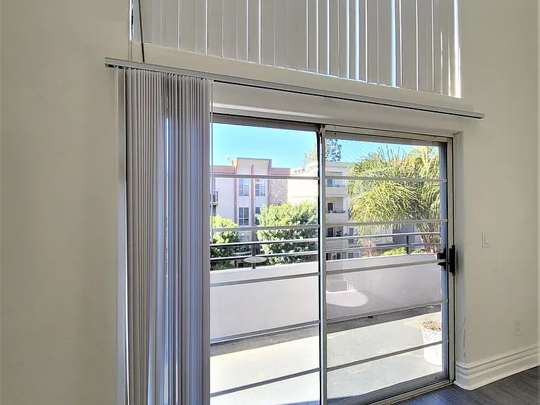 2050 S Bentley Ave — Photo 48