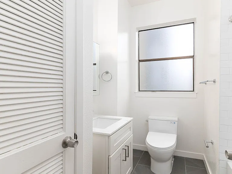 Oak Shrader Apartments — Photo 7