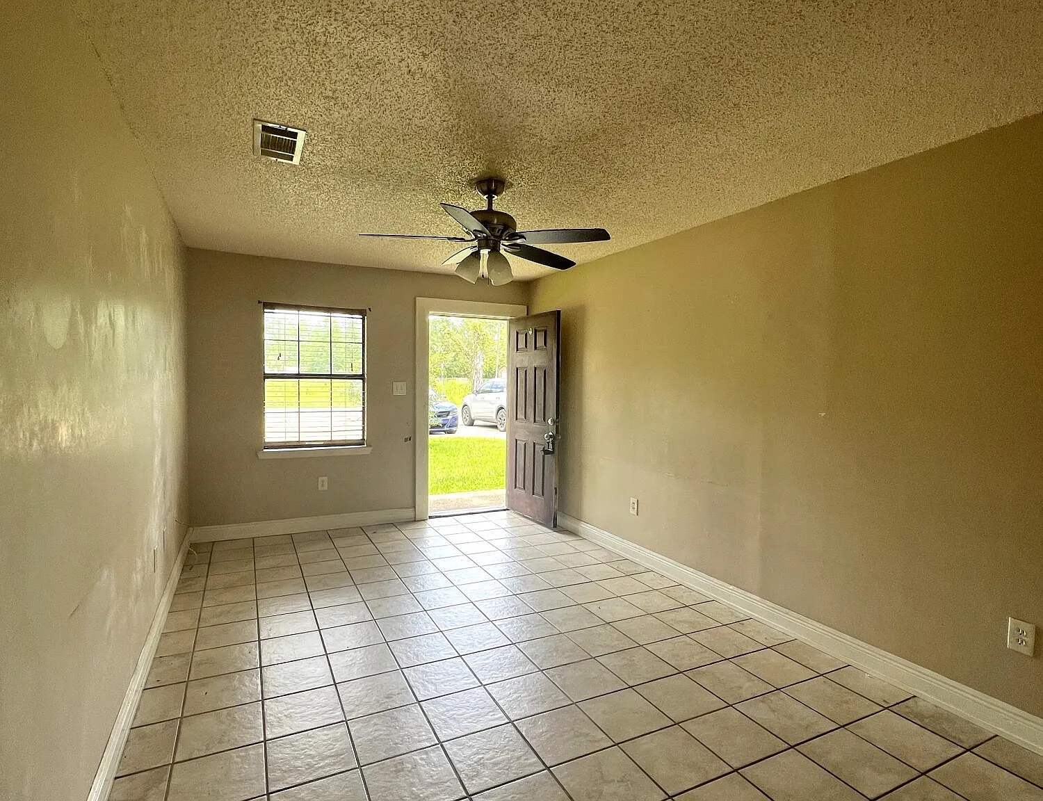 2 bed, 1.0 bath, 767 sqft, $895 — Photo 2