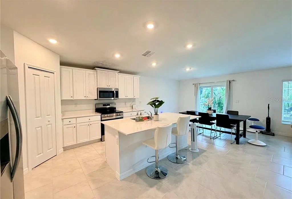 3 bed, 2.0 bath, 1930 sqft, $2,200 — Photo 3