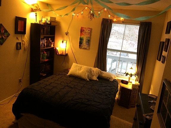 bedroom w/ walk-in closet
