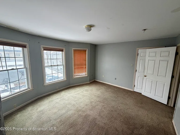 818 W Locust St — Photo 14