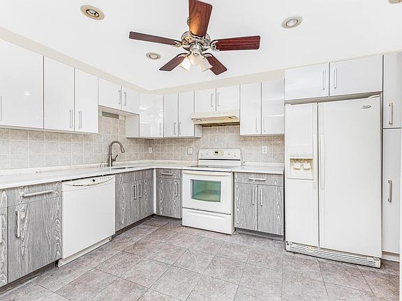 2nd image of 18 Granada Cres APT 4