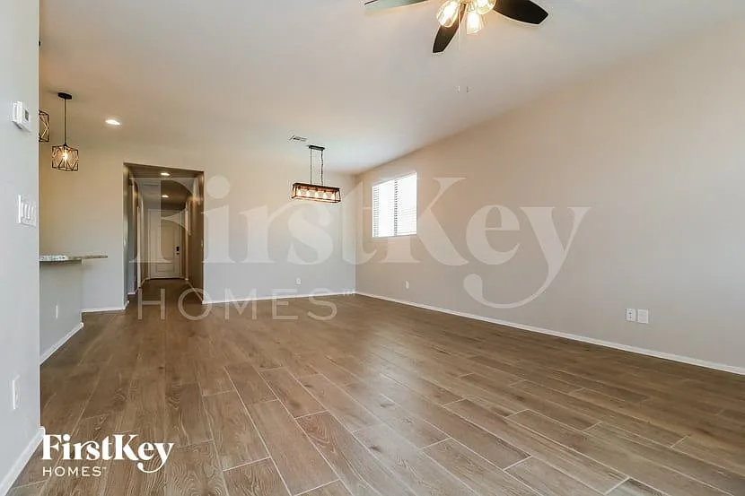 3 bed, 2.5 bath, 1710 sqft, $2,290 — Photo 4
