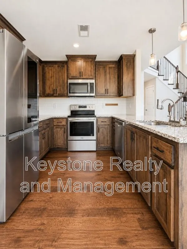 4 bed, 2.5 bath, 1710 sqft, $2,050 — Photo 3