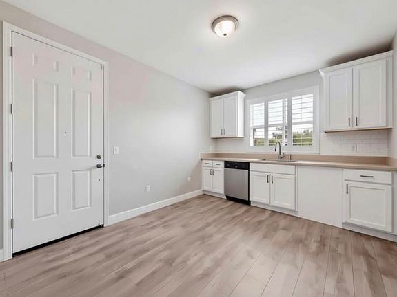 5th image of 348 Pierre Dr #1