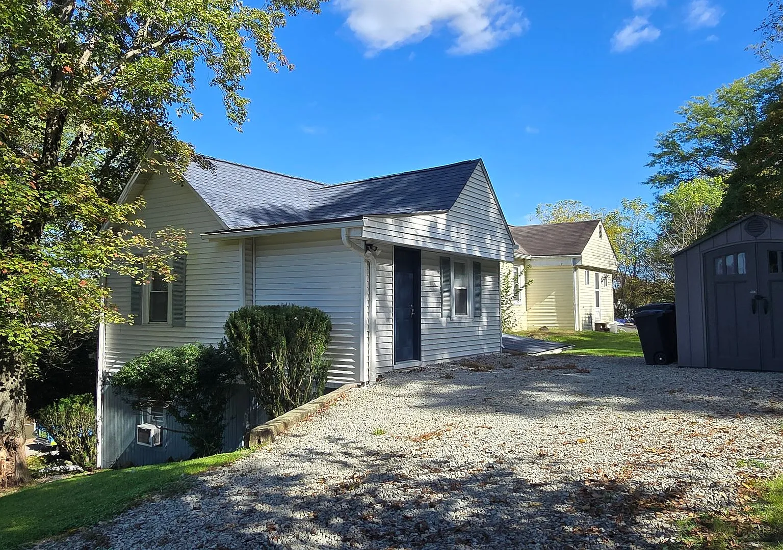 Home For the Holiday! 3 Bedroom Home in Export Area — Photo 3