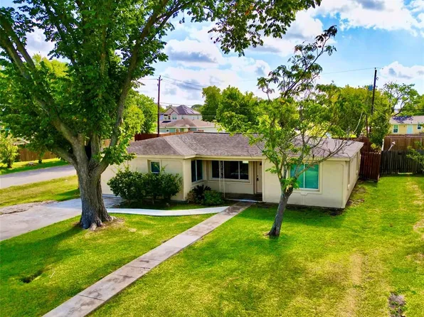 332 N 7th St, La Porte, TX 77571