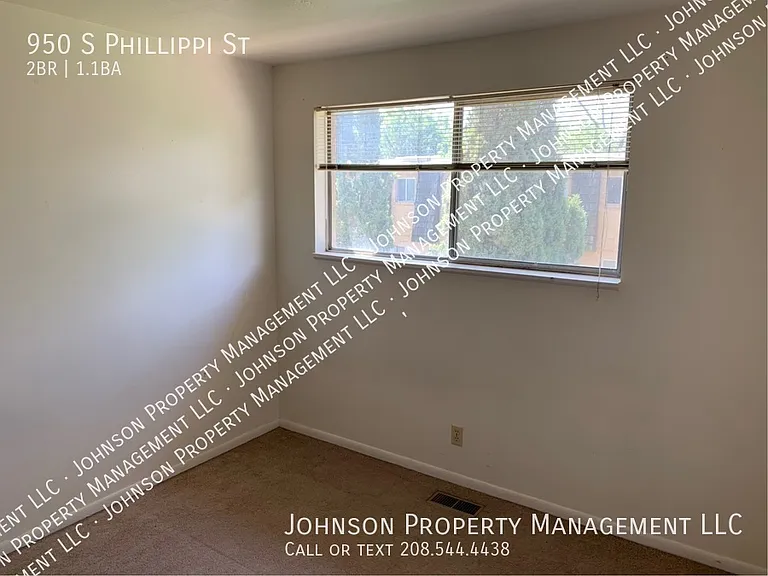950 S Phillippi St — Photo 4