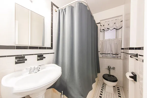 Sold by Century 21 American Homes - Franklin Square | media 29