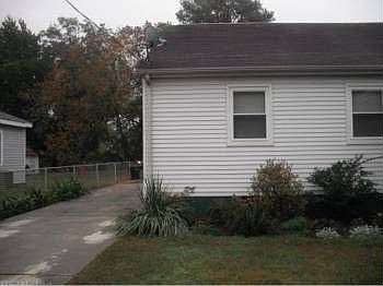 2nd image of 429 Woodford St