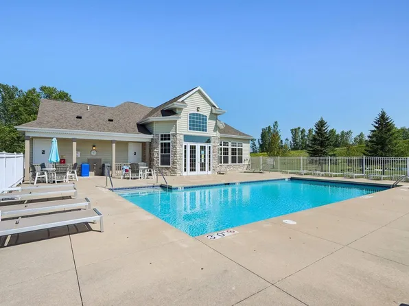 N17W26495 Meadowgrass CIRCLE #E, Pewaukee, WI 53072
