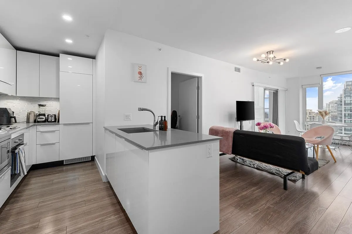 2 bed, 735 sqft, $3,250 — Photo 1