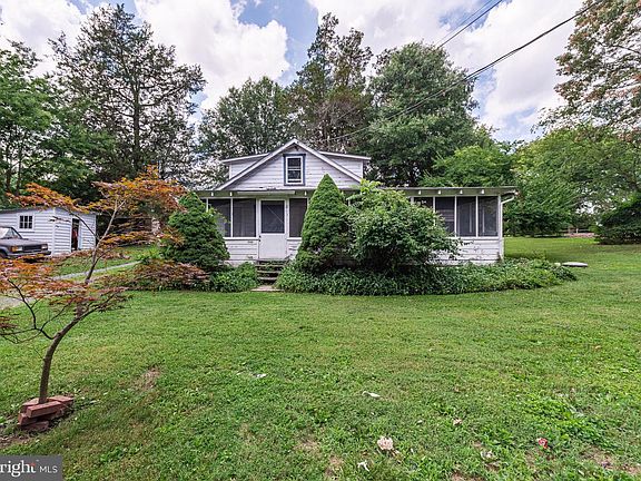 3rd image of 1046 Taylorsville Ln