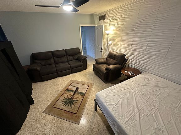 4th image of 819 Schumann Dr #3
