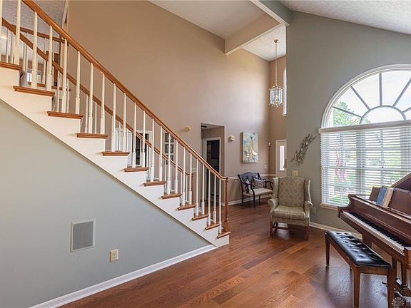 5th image of 810 Zengel Dr