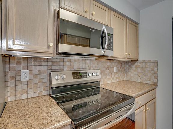 3rd image of 321 Gainsborough Sq #2-32