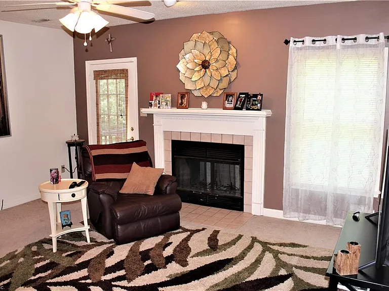561 Kristy Ct — Photo 2