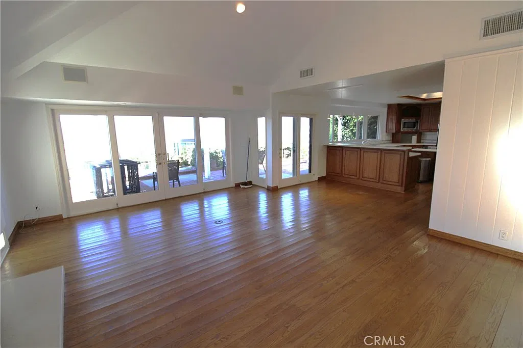 3 bed, 2.5 bath, 2401 sqft, $9,995 — Photo 4