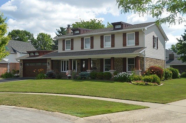 GORGEOUS CUSTOM HOME ON A Cul-de-sac!