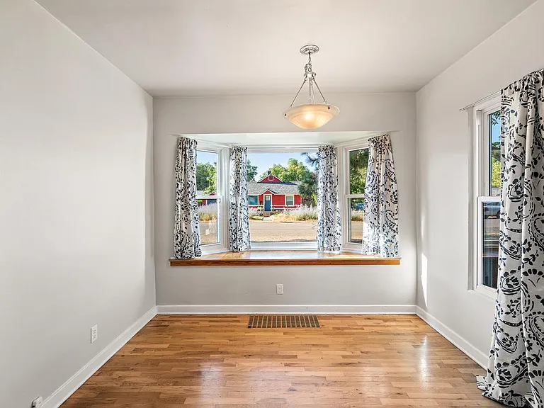 4426 W Irving St — Photo 9