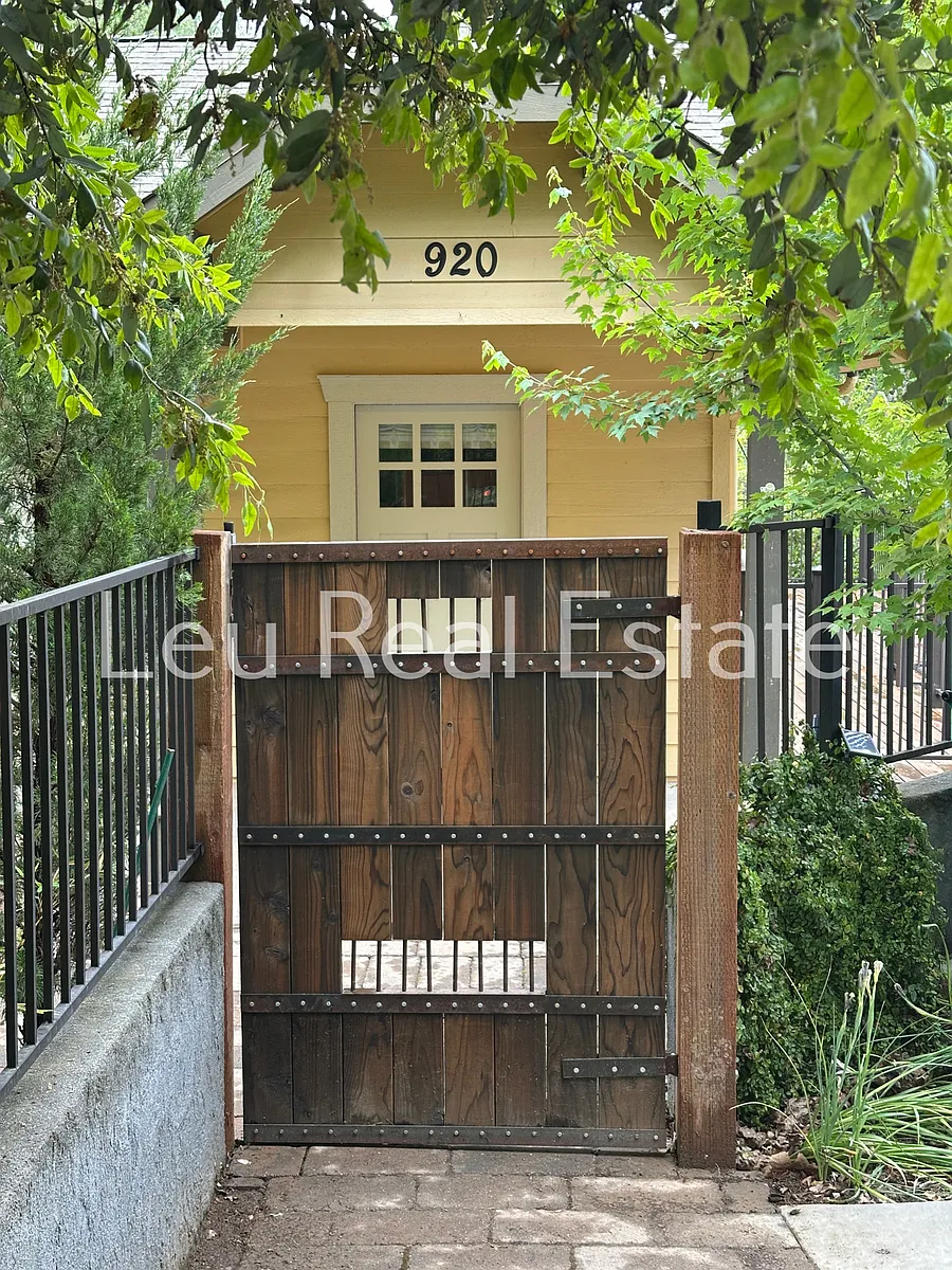 Building Photo - 920 Hillcrest St
