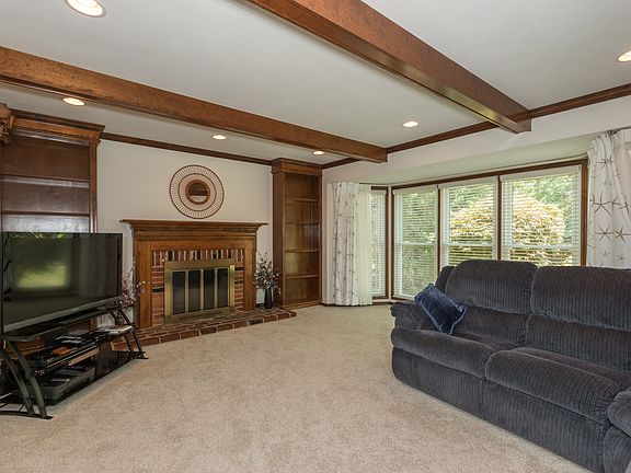 FIREPLACE / BOOKSHELVES