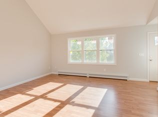 23 Tuxbury Rd, Plaistow, NH 03865