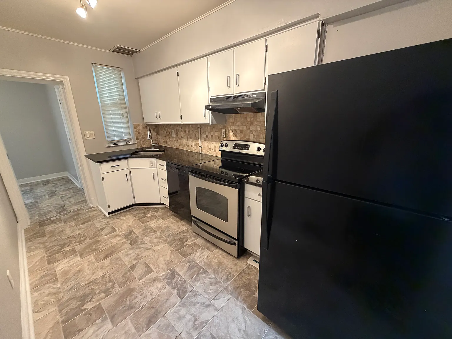 2 bed, 1250 sqft, $1,340 — Photo 4