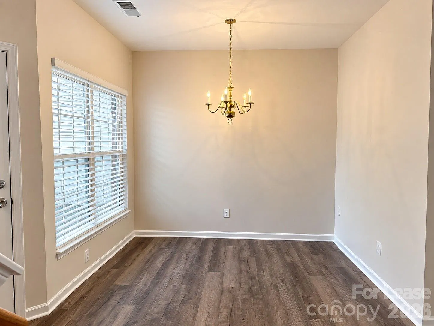 3 bed, 2.5 bath, 1600 sqft, $1,900 — Photo 4