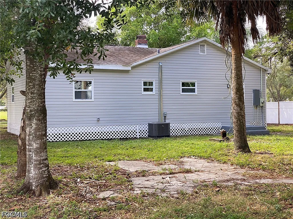 3 bed, 2.0 bath, 1405 sqft, $1,800 — Photo 2