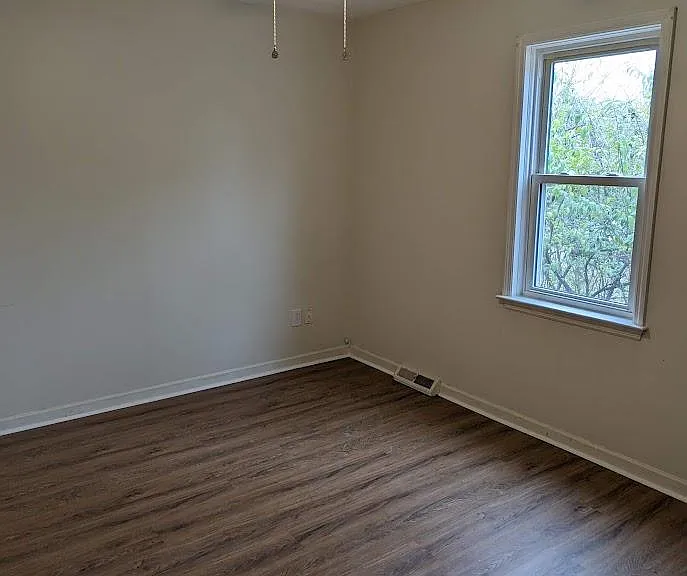 485 Woodview Dr — Photo 11