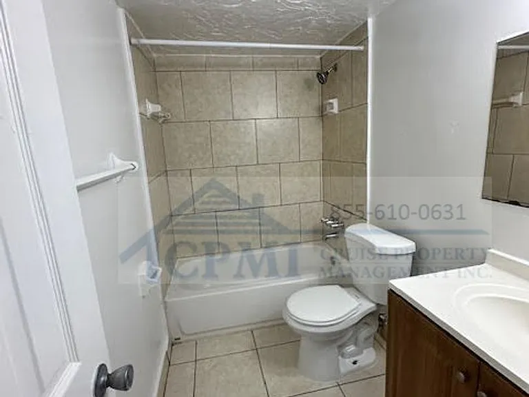 Lakeview Apartments - 5911 SW 41 St — Photo 32